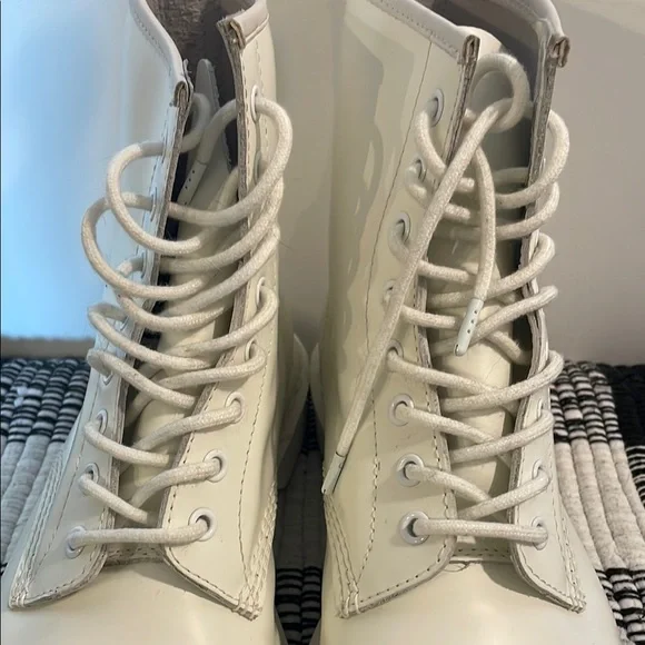Dr. Martens Men’s Off-White Lace-Up Boots, mens 11 - Picture 5 of 16